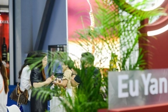 RCEP成員國企業(yè)亮相第三屆消博會。2023年4月12日，參觀者在新加坡企業(yè)余仁生的展臺了解產(chǎn)品。新華社記者王澤聰攝