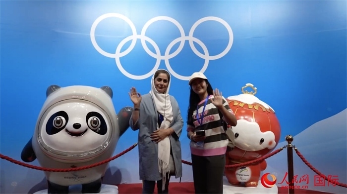 “上合小記者”與2022北京冬奧會吉祥物合影。實(shí)習(xí)生 方明軒攝