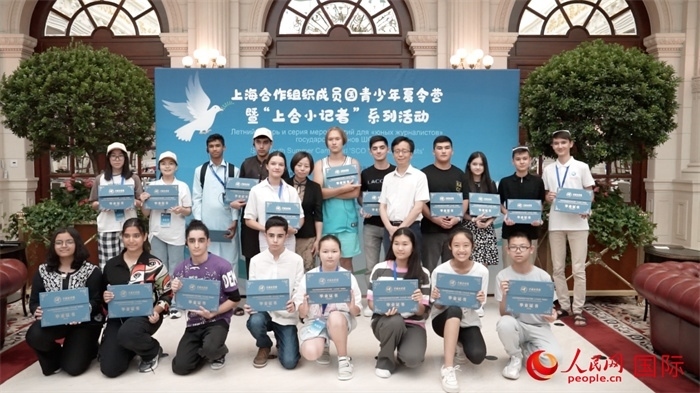 主辦單位為“上合小記者”頒發(fā)證書。實(shí)習(xí)生 方明軒攝