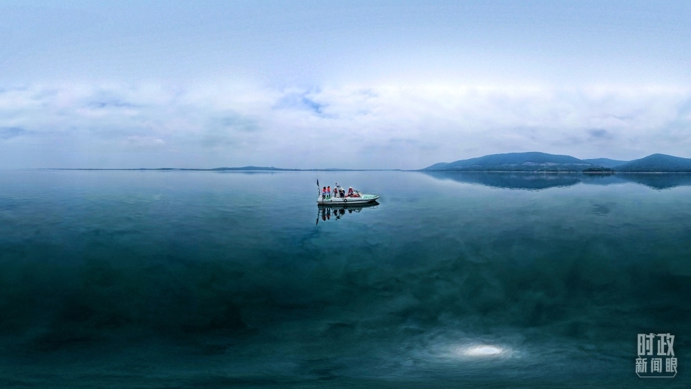 丹江口水庫，工作人員正在采集水樣。（總臺國廣記者李晉拍攝）