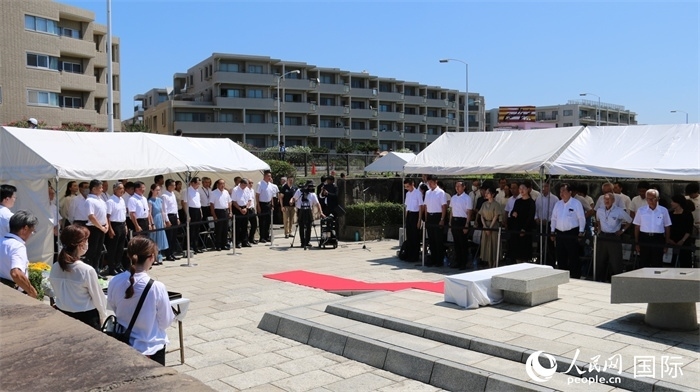 參加紀念活動者全體起立默禱。人民網(wǎng) 許可攝