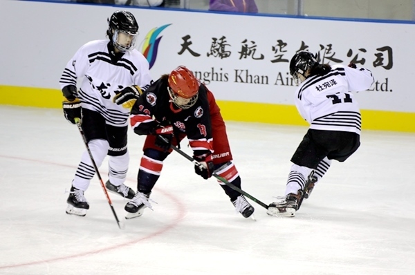 上海隊田博雅(中)與黑龍江隊杜宛澤爭搶。人民網(wǎng)記者 胡雪蓉攝
