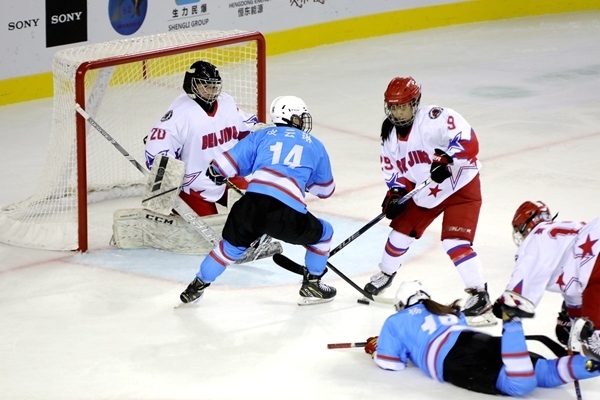 廣東隊球員與北京隊球員禁區(qū)混戰(zhàn)。人民網(wǎng)記者 胡雪蓉攝