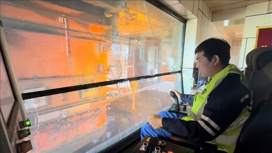 國家電投內(nèi)蒙古公司南露天煤礦裝車站司機石繼立的操縱下，一次性60噸的煤炭穩(wěn)穩(wěn)裝入車廂。人民網(wǎng) 金洪花攝