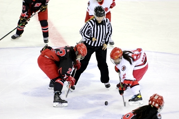 北京隊(duì)球員呂悅(左)與上海隊(duì)球員黃滟爭(zhēng)球。人民網(wǎng)記者 胡雪蓉?cái)z