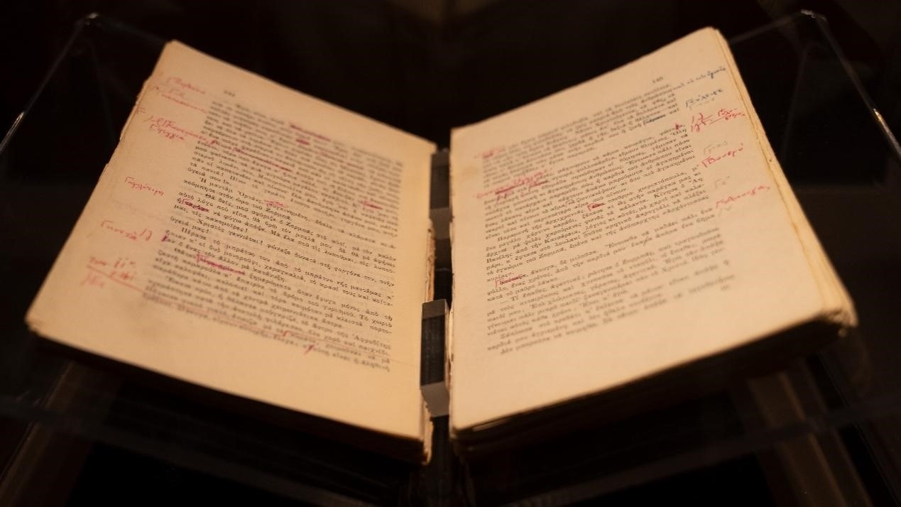 《希臘人左巴》初印后，卡贊扎基斯的修改批注。人民網(wǎng)記者 葛泰佚攝