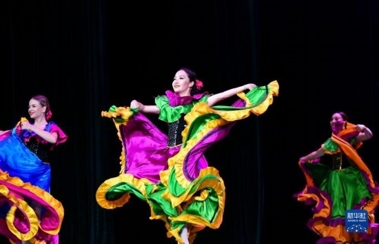 7月21日，哈薩克斯坦薩爾塔納國(guó)家舞蹈團(tuán)的演員在演出。