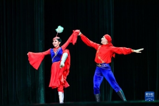 7月21日，哈薩克斯坦薩爾塔納國(guó)家舞蹈團(tuán)的演員在演出。