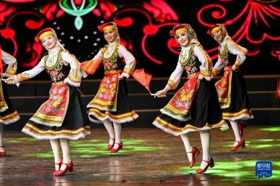 7月21日，哈薩克斯坦薩爾塔納國(guó)家舞蹈團(tuán)的演員在演出。