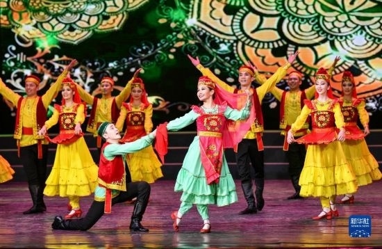 7月21日，哈薩克斯坦薩爾塔納國(guó)家舞蹈團(tuán)的演員在演出。