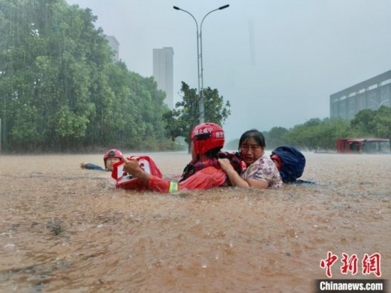 湖北咸寧暴雨引發(fā)內澇， 消防營救民眾 朱燕林 攝