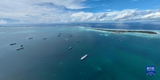 7月22日，中國海軍“和平方舟”號醫(yī)院船結束基里巴斯訪問，駛離塔拉瓦港。新華社發(fā)（桂江波 攝）