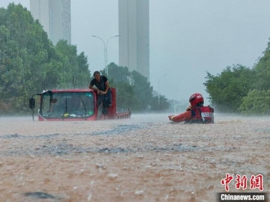 湖北咸寧暴雨引發(fā)內澇，消防營救疏散民眾 朱燕林 攝