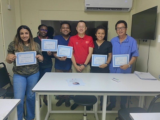 醫(yī)療隊成員與部分學(xué)員合影。第18期援圭亞那醫(yī)療隊供圖