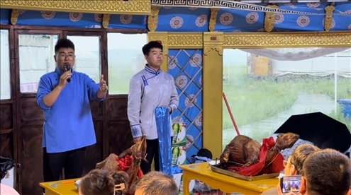 圖為草原蒙古包全羊宴。人民網(wǎng)記者 金洪花攝