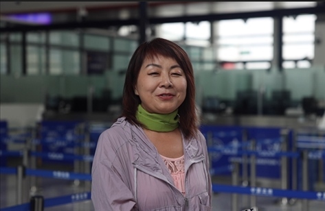 7月22日，曾經(jīng)在老撾瑯勃拉邦工作過3年的加拿大華僑孫月玲乘坐中老鐵路國際旅客列車從中國出境。衛(wèi)海林 攝