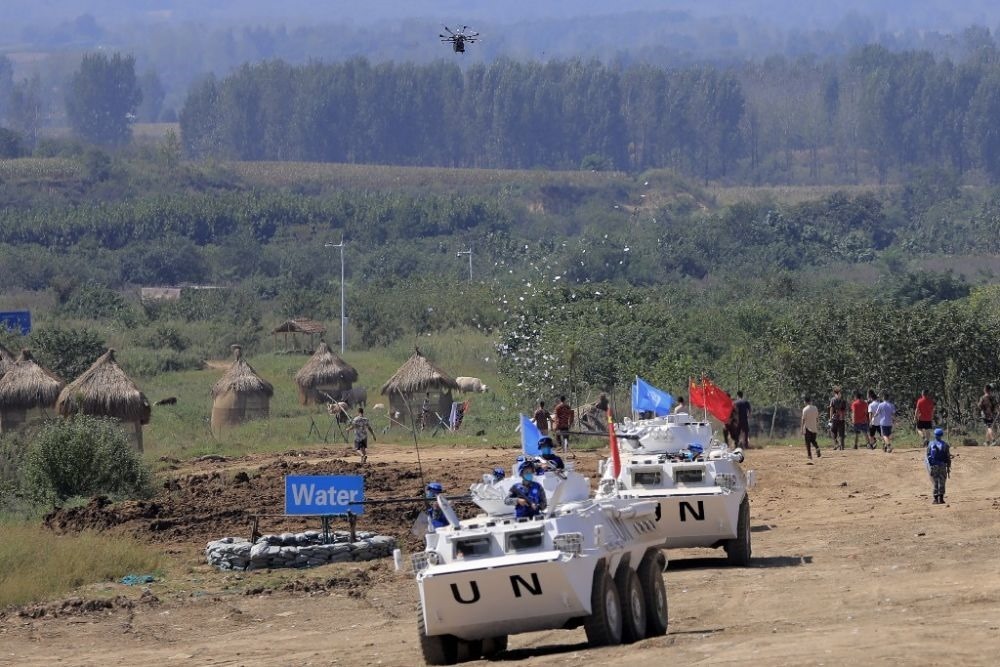 ↑2021年9月15日，在“共同命運-2021”國際維和實兵演習綜合演練中，維和分隊采用無人機拋撒傳單宣傳和平理念。新華社記者 劉芳 攝