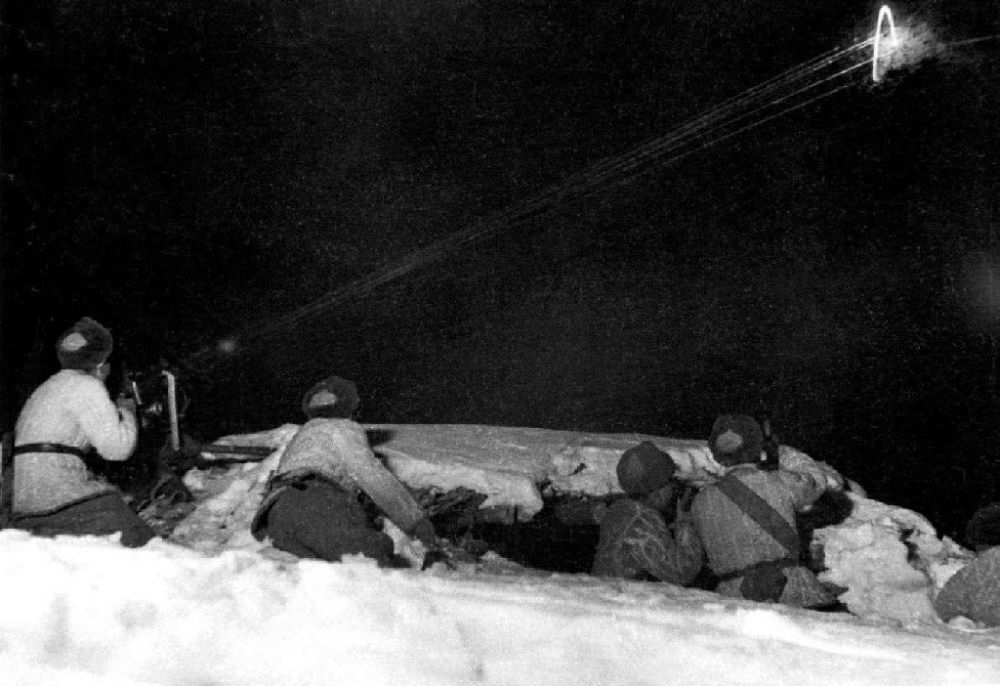  ↑1950年12月，在朝鮮長津湖，中國人民志愿軍第27軍連隊機槍手向美軍陣地射擊。新華社發(fā)（張崇岫 攝）