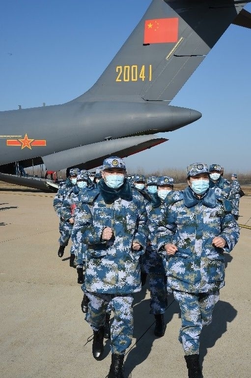 ↑2020年2月17日，一批軍隊支援湖北醫(yī)療隊員抵達武漢天河機場。新華社記者 黎云 攝