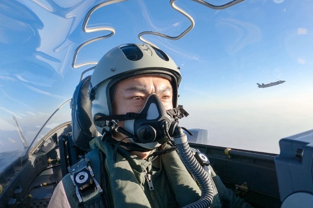 ↑全國人大代表、“強軍先鋒飛行大隊”大隊長高中強進行編隊飛行訓練（2023年2月9日攝）。新華社發(fā)（姜皓元 攝）