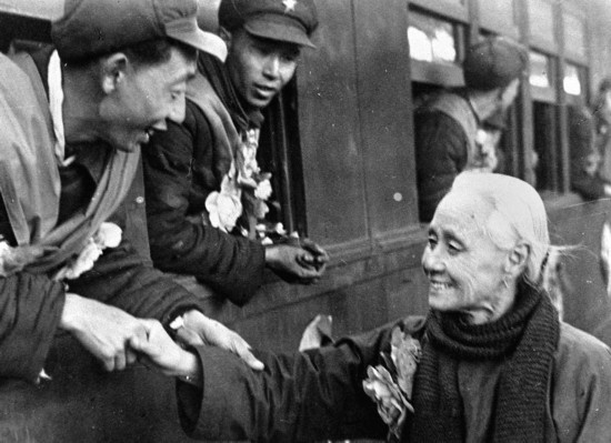 全國(guó)的鐵路工人們，一批批地志愿前往朝鮮前線工作，這是隴海路的鐵路工人魏志杰在臨行時(shí)和他母親告別的情形。新華社發(fā)（資料照片）