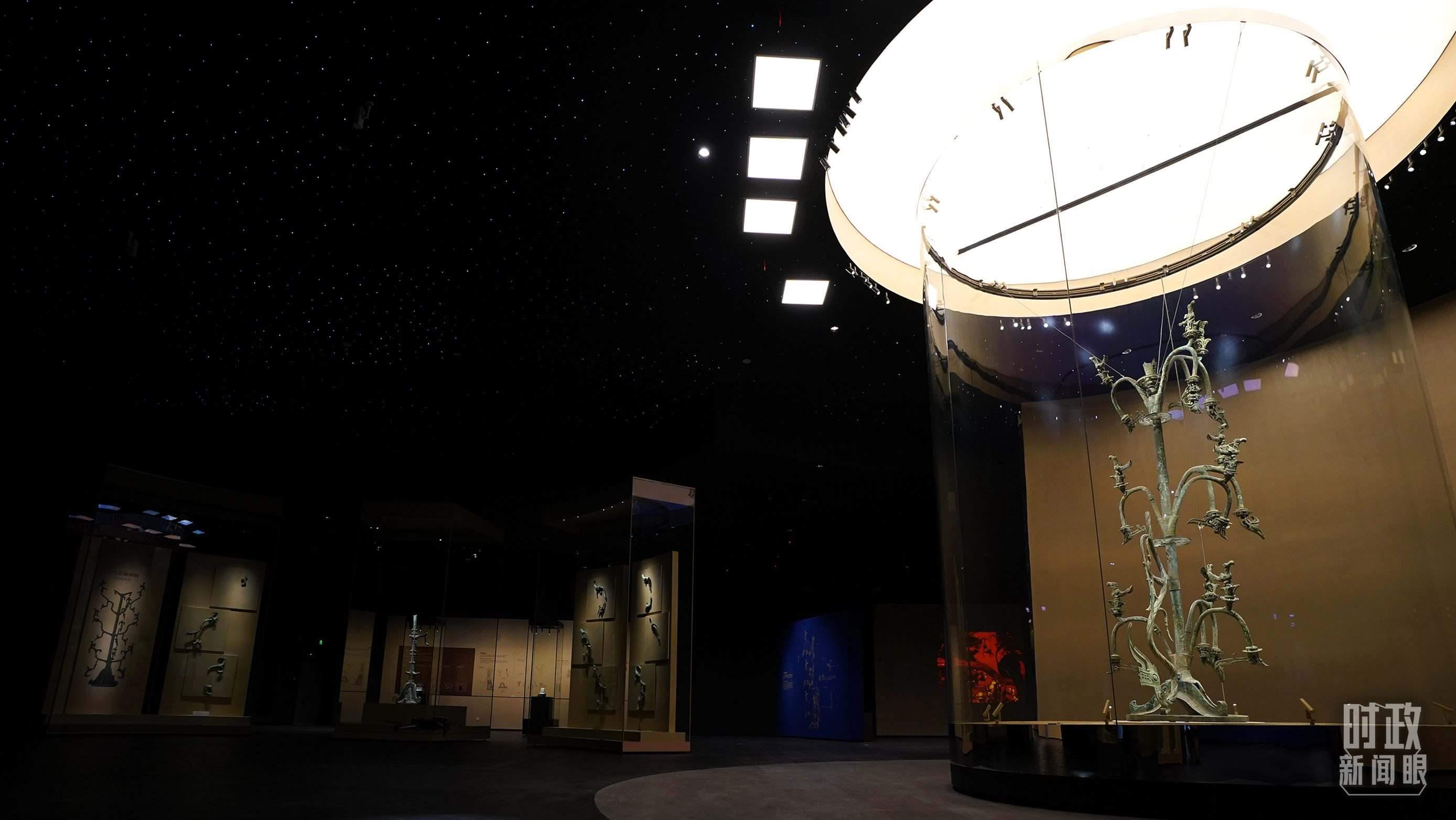 △三星堆出土的青銅神樹。（總臺國廣記者李晉拍攝）