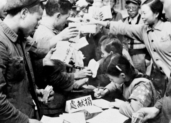 全國(guó)各地工商界踴躍捐獻(xiàn)款項(xiàng)，支援志愿軍。這是重慶市工商業(yè)者捐獻(xiàn)的情形。新華社發(fā)（資料照片）