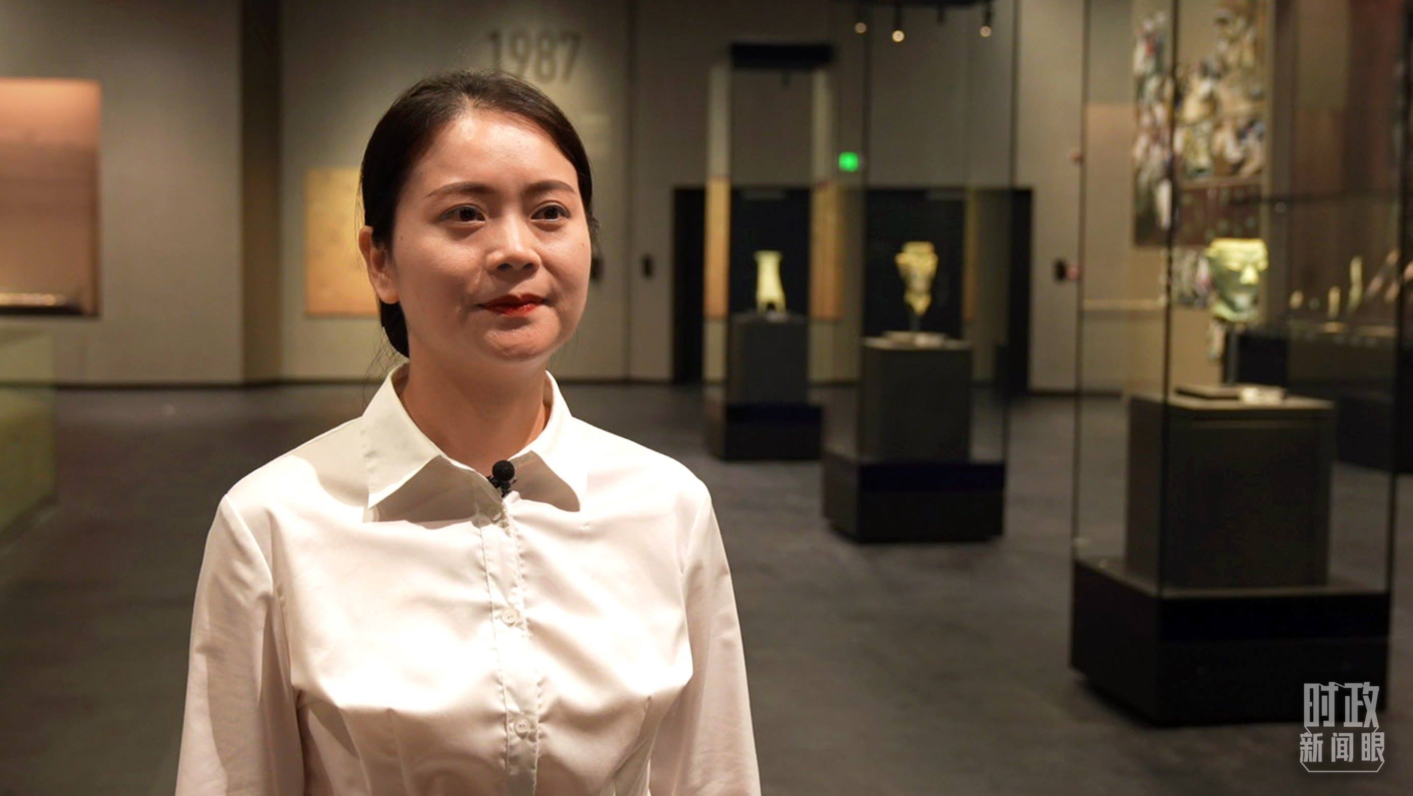 △當(dāng)天現(xiàn)場負(fù)責(zé)講解的三星堆博物館公眾服務(wù)部程靜。（總臺央廣記者馬喆拍攝）