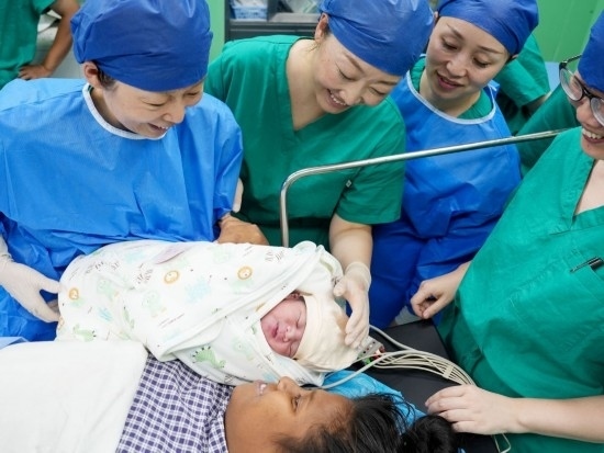 中國(guó)海軍“和平方舟”號(hào)醫(yī)院船在基里巴斯為29歲的塔拉瓦居民德阿瑞接生了一名“和平寶寶”（2023年7月16日攝）。新華社發(fā)（劉偉 攝）