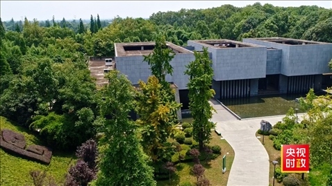 △2021年正式投入使用的三星堆文物保護(hù)修復(fù)館，堅(jiān)持保護(hù)修復(fù)與考古研究同步進(jìn)行，館內(nèi)分文保工作區(qū)和參觀區(qū)。