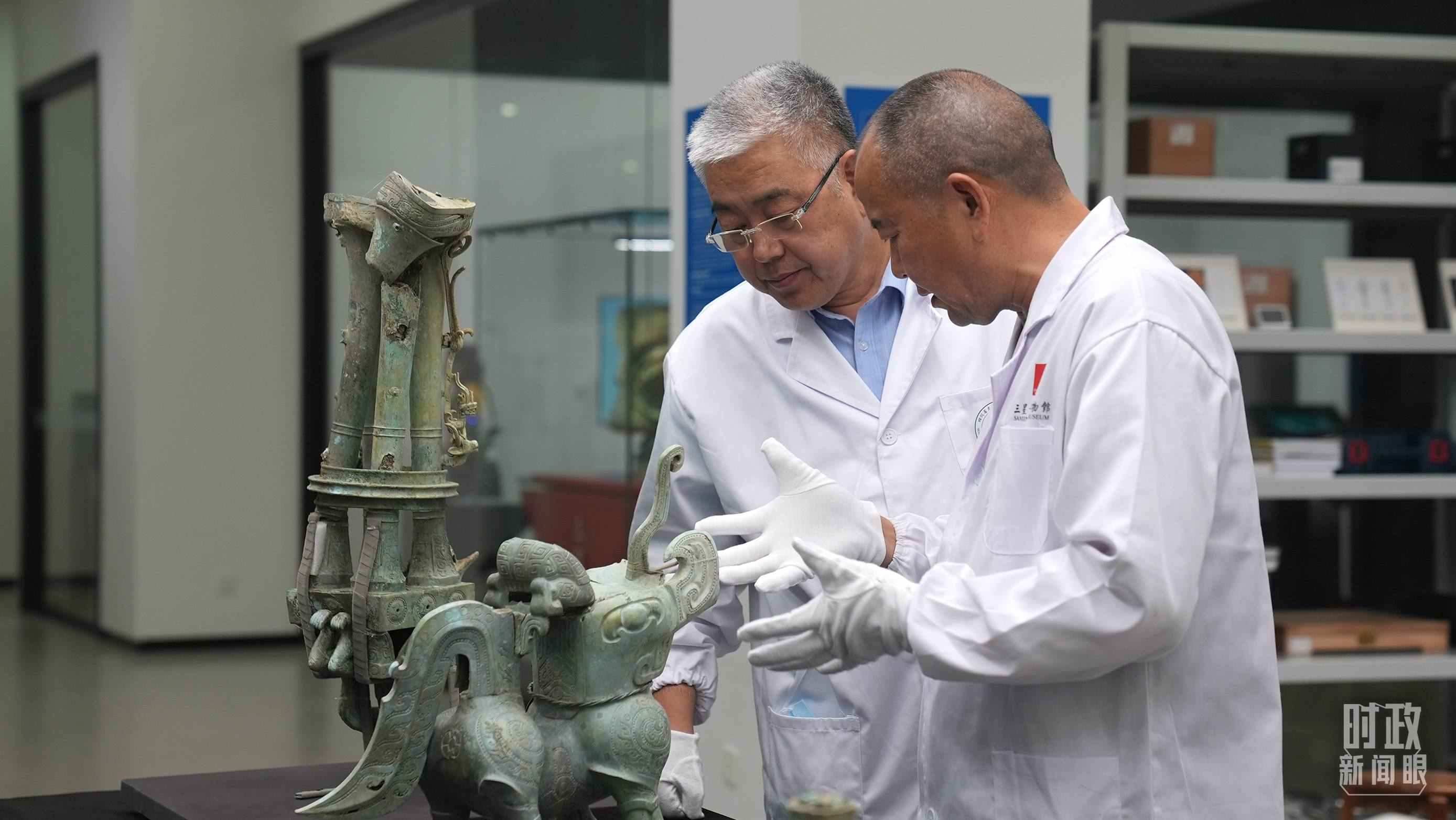 △三星堆文保專家正在就修復(fù)方案進(jìn)行討論。（總臺央視記者劉琦拍攝）