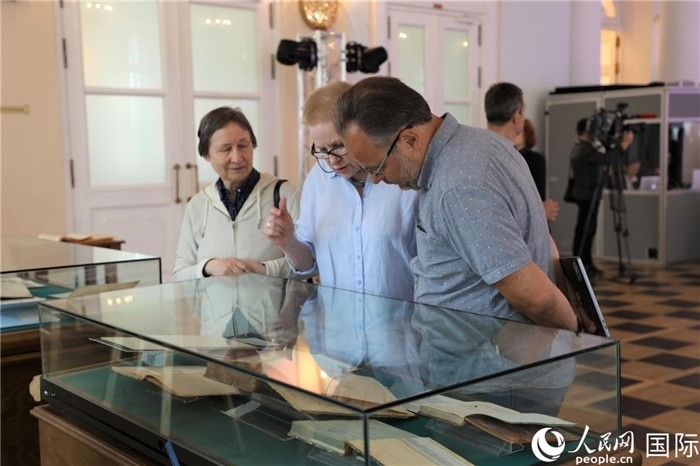 中俄圖書(shū)館論壇嘉賓共同參觀由俄羅斯國(guó)立列寧圖書(shū)館舉辦的館藏中國(guó)古籍善本圖書(shū)展。人民網(wǎng)記者 隋鑫攝