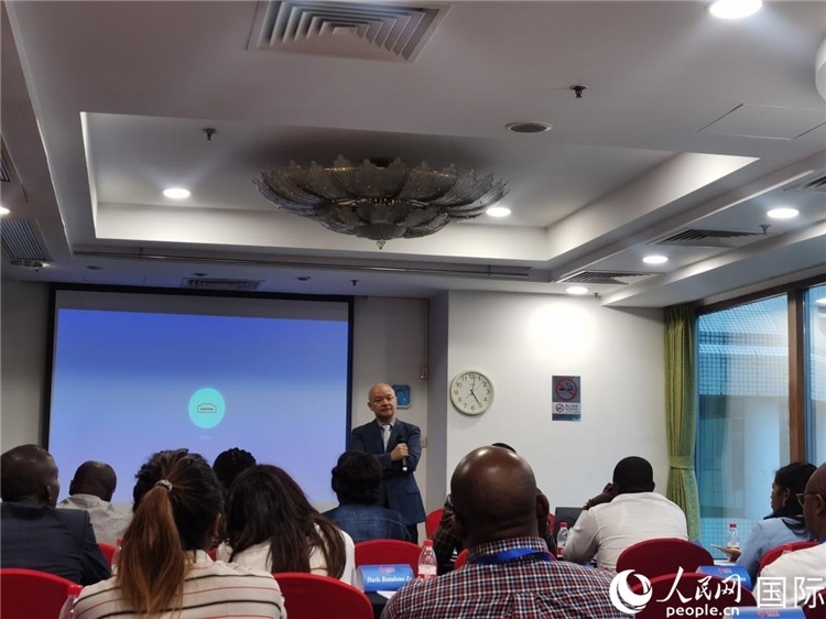 王鯤與研修班學(xué)員互動交流。 人民網(wǎng) 孫鴻宇攝