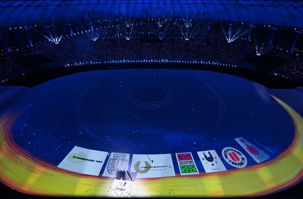 7月28日，國際大學生體育聯(lián)合會會旗在開幕式上入場。新華社記者劉磊攝