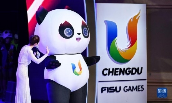 7月29日，成都大運(yùn)會(huì)吉祥物“蓉寶”在聯(lián)歡會(huì)現(xiàn)場(chǎng)。新華社記者 張端 攝