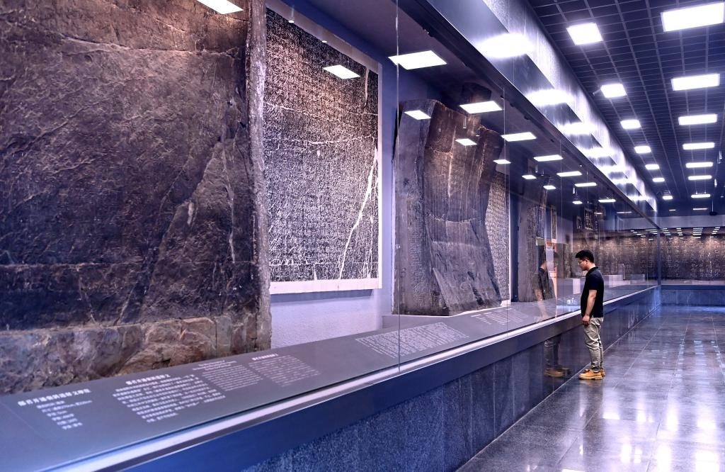 近日拍攝的陜西省漢中市博物館“石門(mén)十三品”陳列室。新華社記者 劉瀟 攝