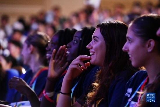 7月29日，外國運(yùn)動(dòng)員在聯(lián)歡會(huì)現(xiàn)場(chǎng)觀看節(jié)目。新華社記者 張端 攝