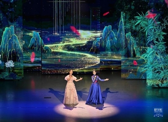 7月29日，演員在聯(lián)歡會(huì)現(xiàn)場(chǎng)演唱。新華社記者 蔡湘鑫 攝