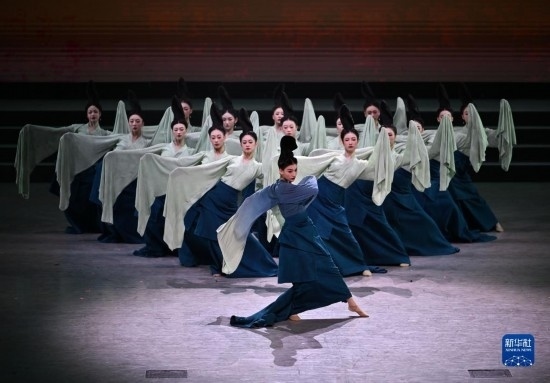 7月29日，演員在聯(lián)歡會(huì)現(xiàn)場(chǎng)表演《只此青綠》。新華社記者 蔡湘鑫 攝