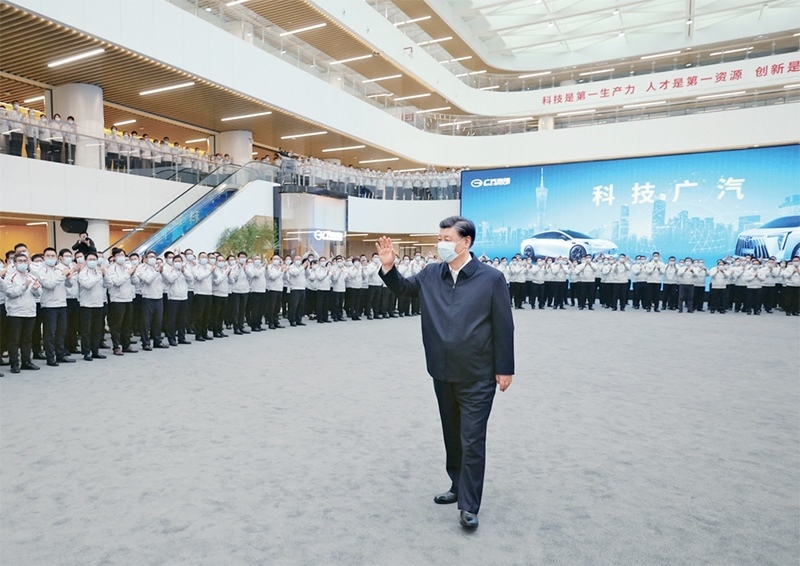 2023年4月10日至13日，中共中央總書(shū)記、國(guó)家主席、中央軍委主席習(xí)近平在廣東考察。這是12日下午，習(xí)近平在廣汽研究院向職工們揮手致意。 新華社記者 鞠鵬/攝