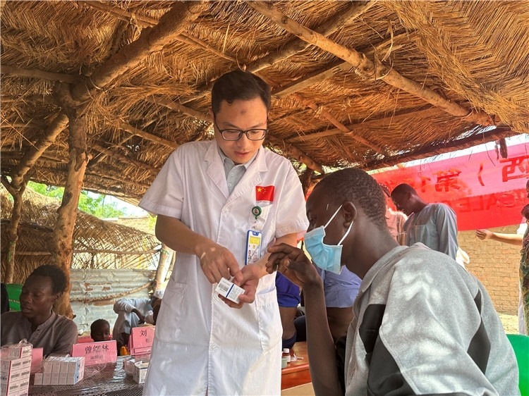 圖為南昌大學(xué)第一附屬醫(yī)院病理科主治醫(yī)師張振東為村民解說藥品使用方法。中國駐乍得醫(yī)療隊供圖