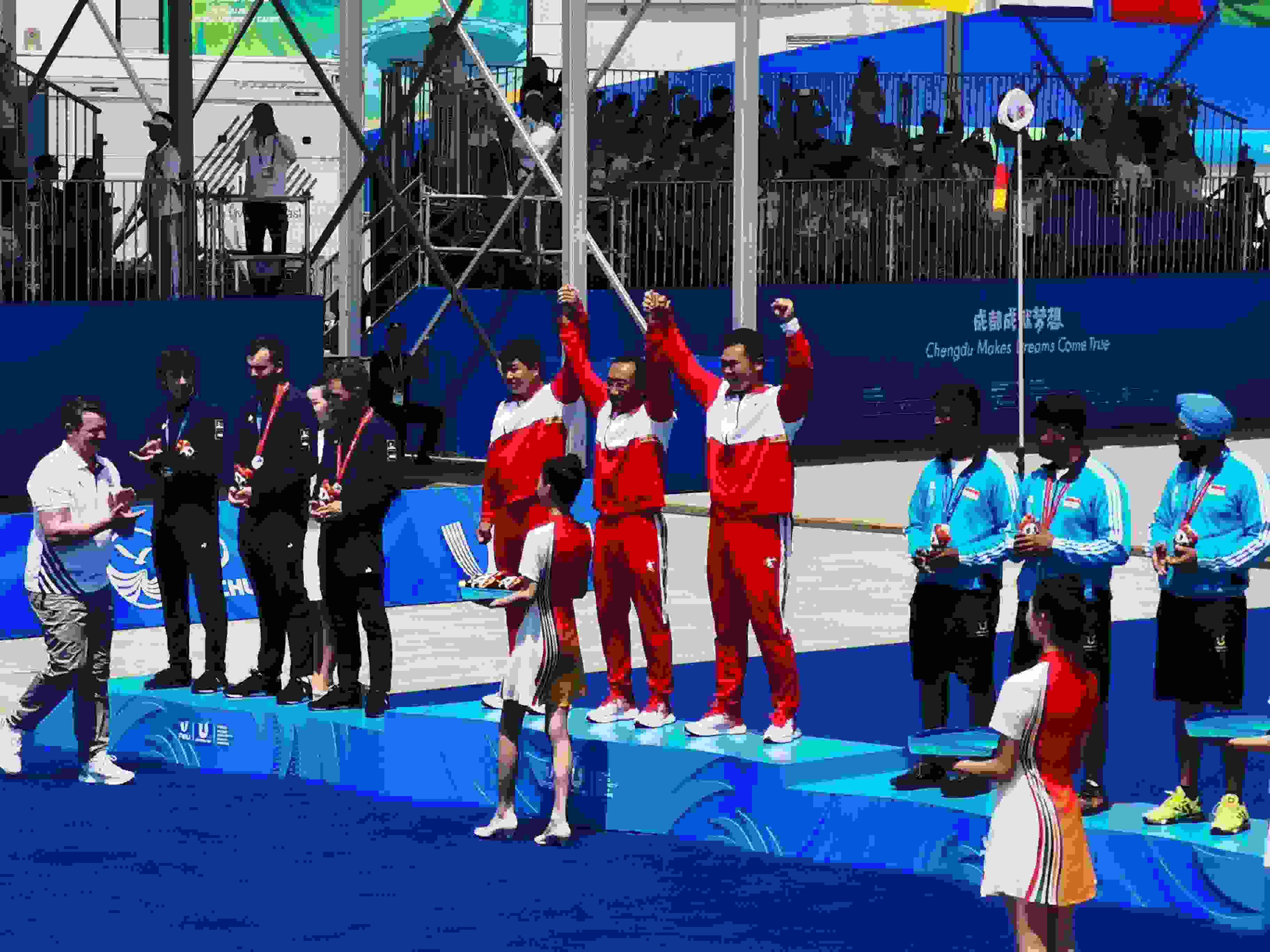 7月30日，在成都大運會男子復(fù)合弓團(tuán)體頒獎儀式中，中國隊?wèi)c祝奪得冠軍。 人民網(wǎng)記者 楊磊攝