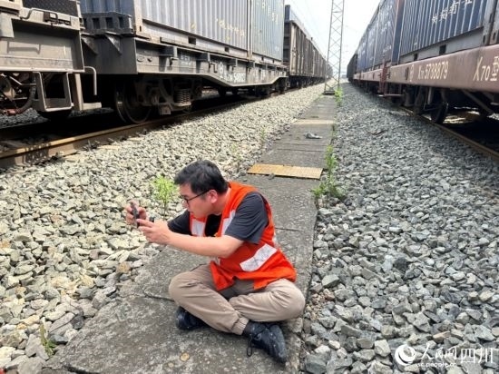 記者在成都北編組站編組場拍攝。人民網(wǎng)記者 王紹紹攝
