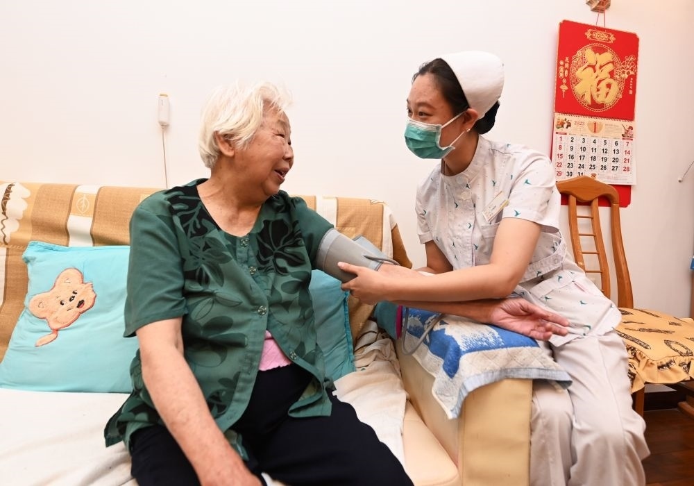 河北廊坊三河市燕達(dá)金色年華健康養(yǎng)護(hù)中心醫(yī)務(wù)人員為入住老人測(cè)量血壓（2023年7月20日攝）。新華社記者 朱旭東 攝