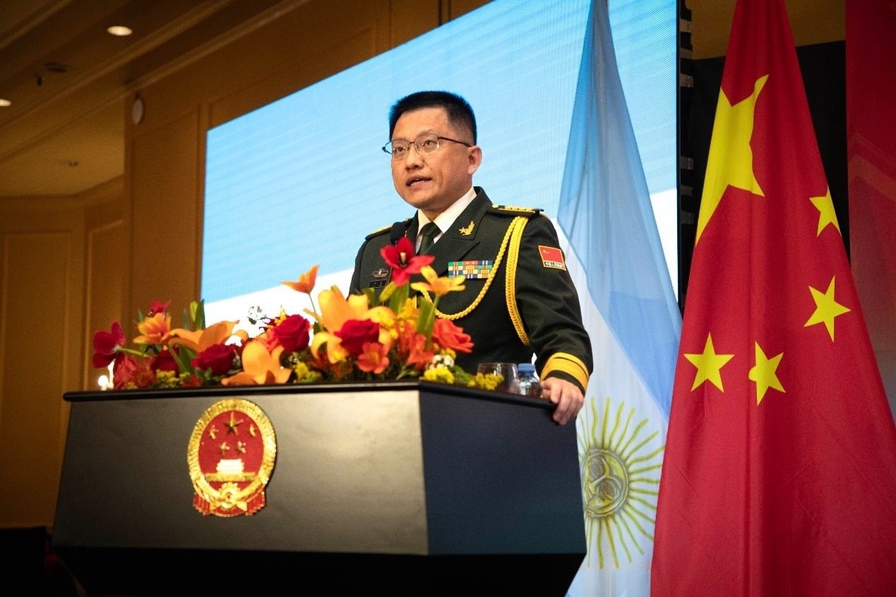 中國駐阿根廷大使館武官劉淼大校致辭。中國駐阿根廷大使館供圖
