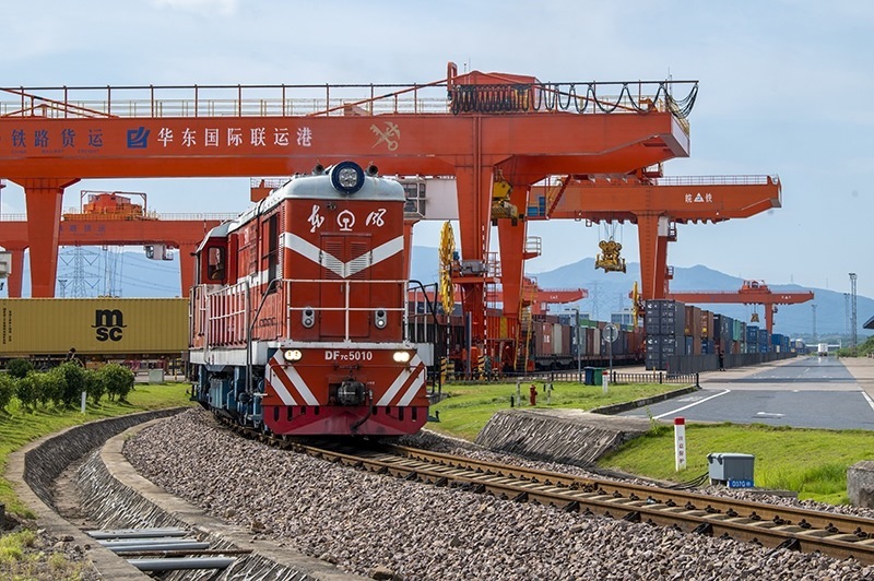 △2023年7月25日，在浙江省金華市華東國際聯(lián)運(yùn)港，一輛“義新歐”中歐班列裝載著110個(gè)標(biāo)箱日用百貨、家用電器、家裝材料等貨物，啟程駛向哈薩克斯坦。