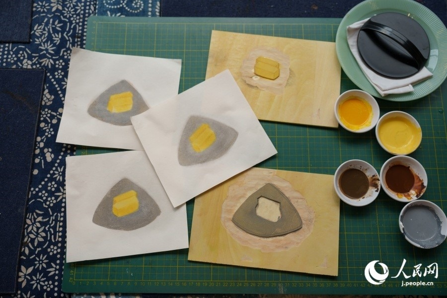 圖為丁未堂創(chuàng)作的木版畫(huà)及木版。人民網(wǎng)記者 張若涵攝