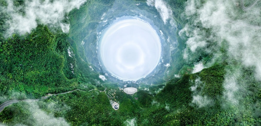 6月22日拍攝的“中國天眼”全景（維護(hù)保養(yǎng)期間拍攝，無人機(jī)全景拼接照片）。新華社記者 歐東衢 攝