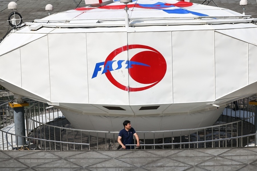 2022年8月25日，F(xiàn)AST運(yùn)行和發(fā)展中心常務(wù)副主任、總工程師姜鵬在饋源艙前（維護(hù)保養(yǎng)期間拍攝）。新華社記者 歐東衢 攝