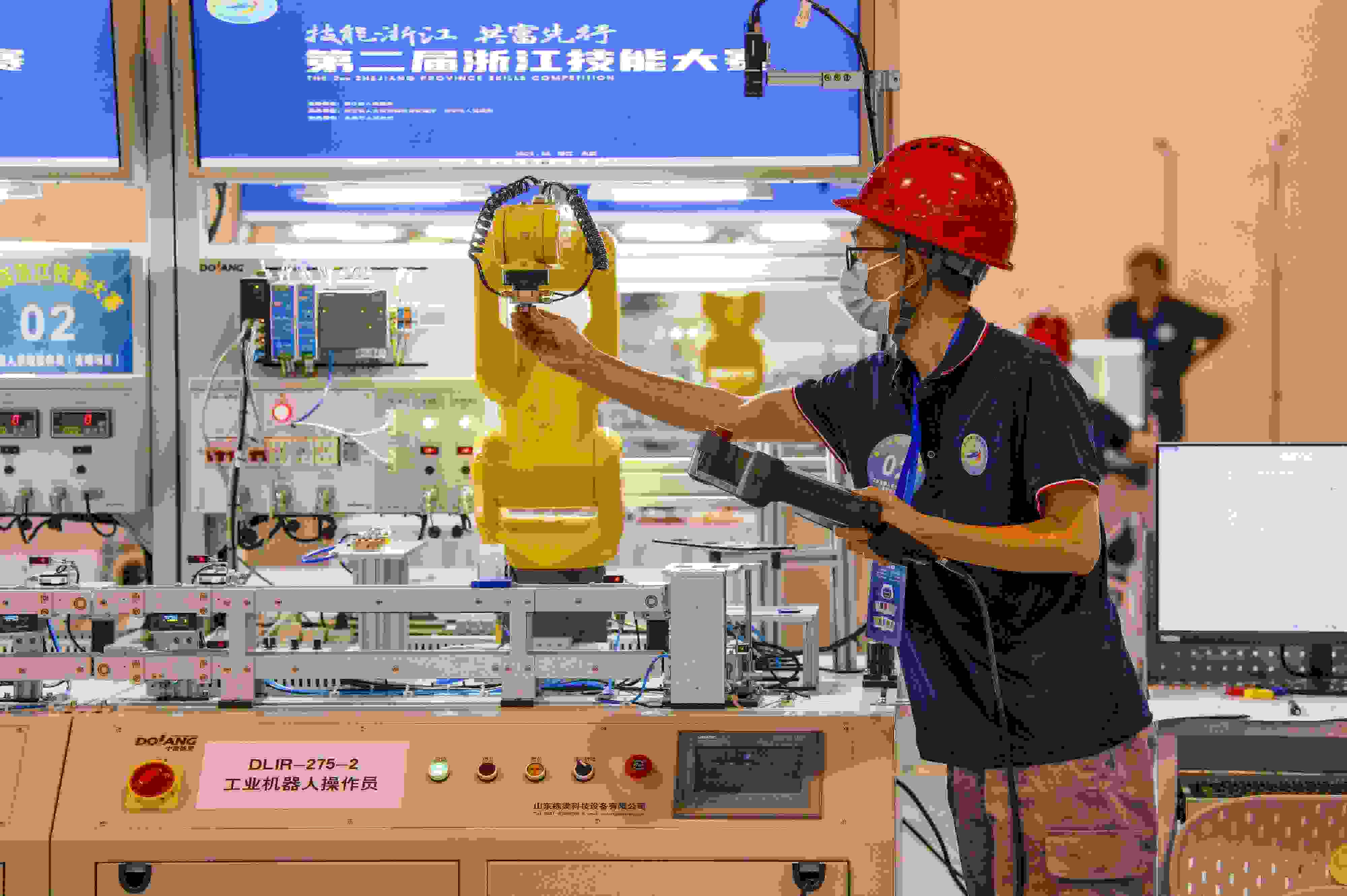 2023年6月19日，第二屆浙江技能大賽在永康市國際會展中心舉行。參賽選手在進行工業(yè)機器人系統(tǒng)操作員項目比賽。